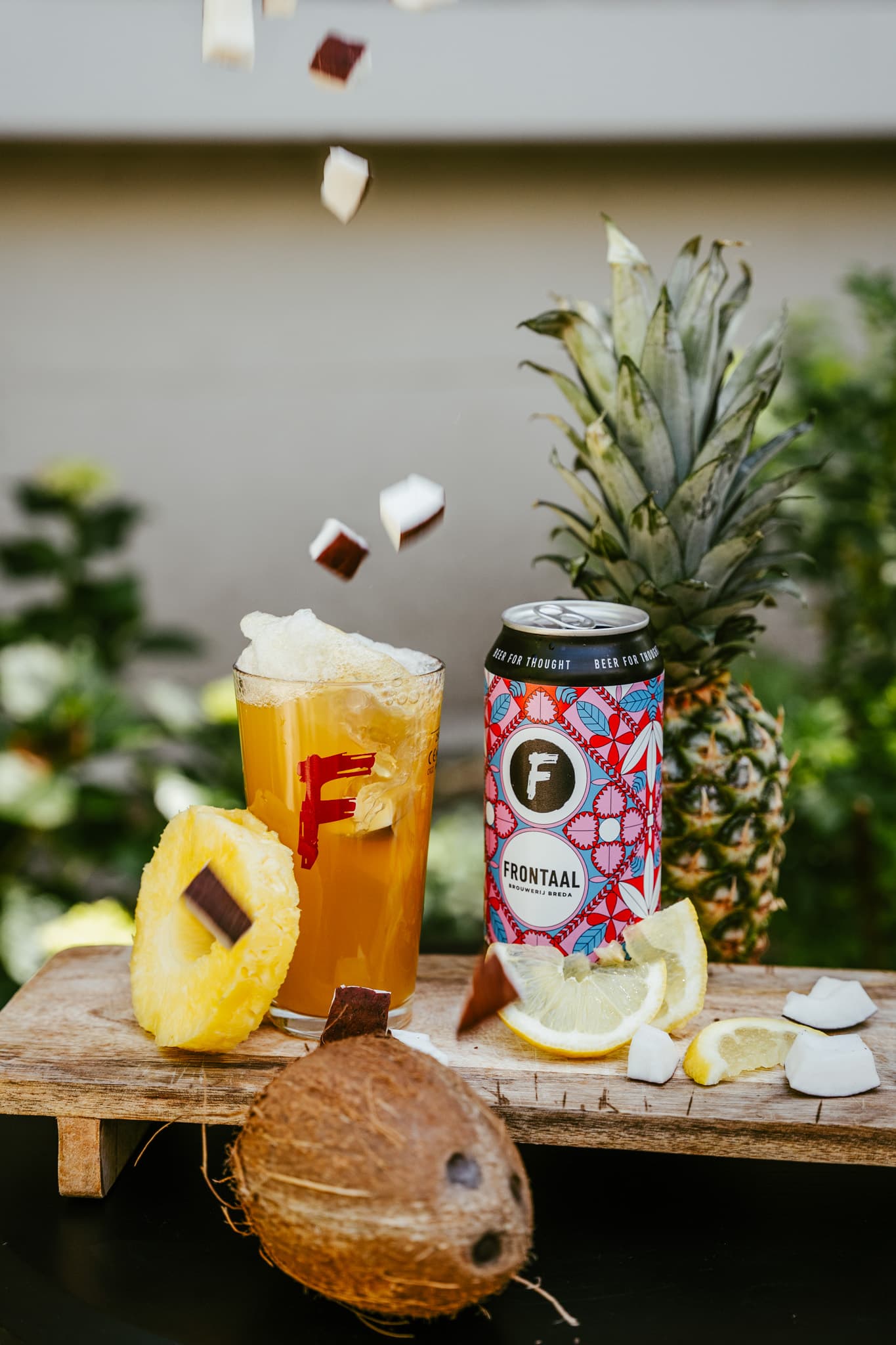 Double Juice Punch met glas en cocosnoot - Frontaal Brewing Company