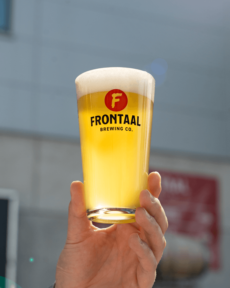 Frontaal Speciaalbier Glas in hand Frontaal Brewing Company